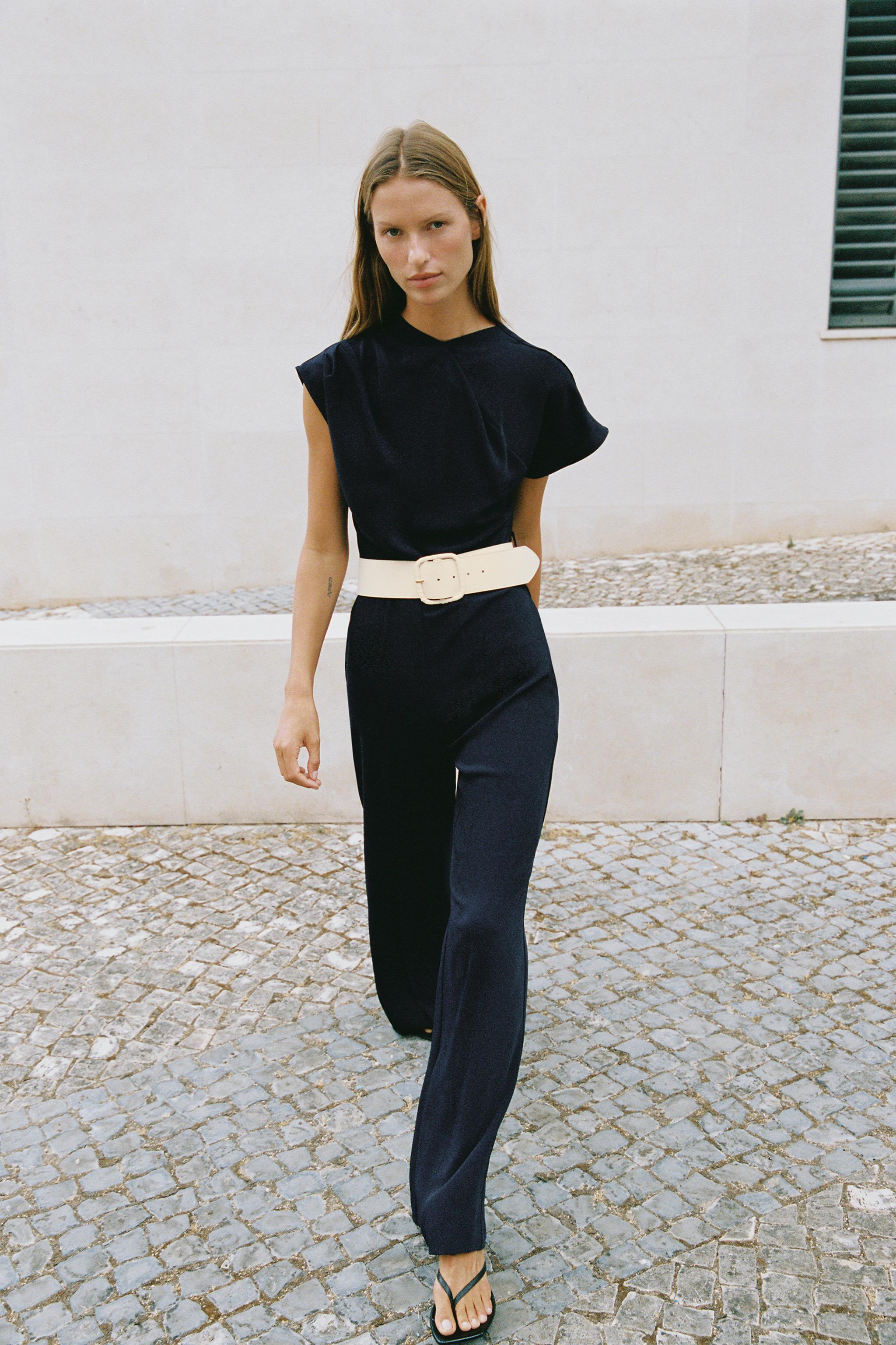 Женские комбинезоны Zara ASYMMETRIC SLEEVE BELTED JUMPSUIT — фото 2