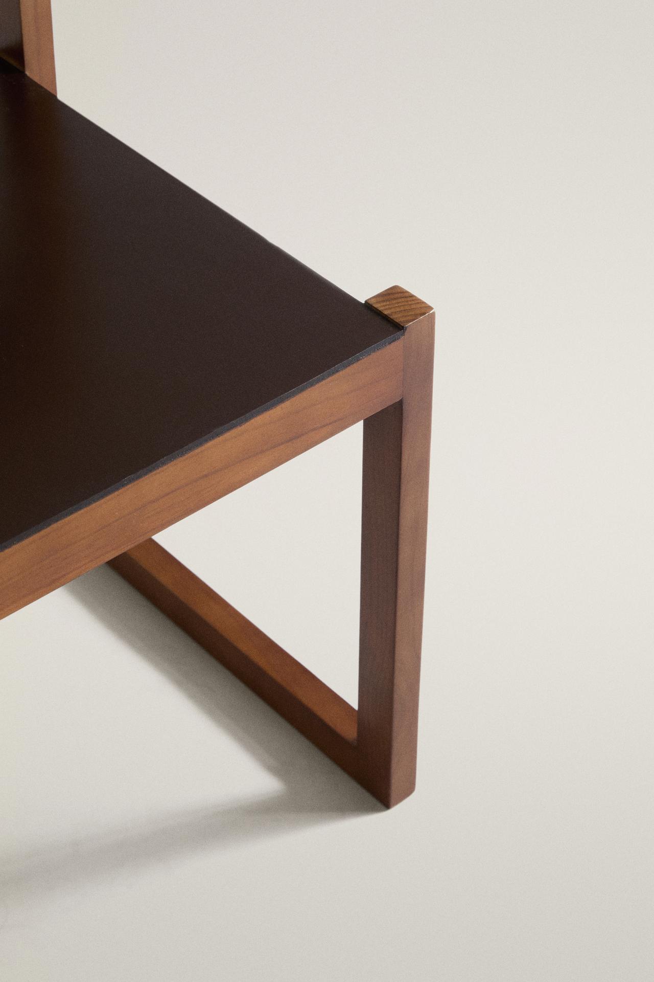 WOOD AND LEATHER FRAME CHAIR — Dark burgundy