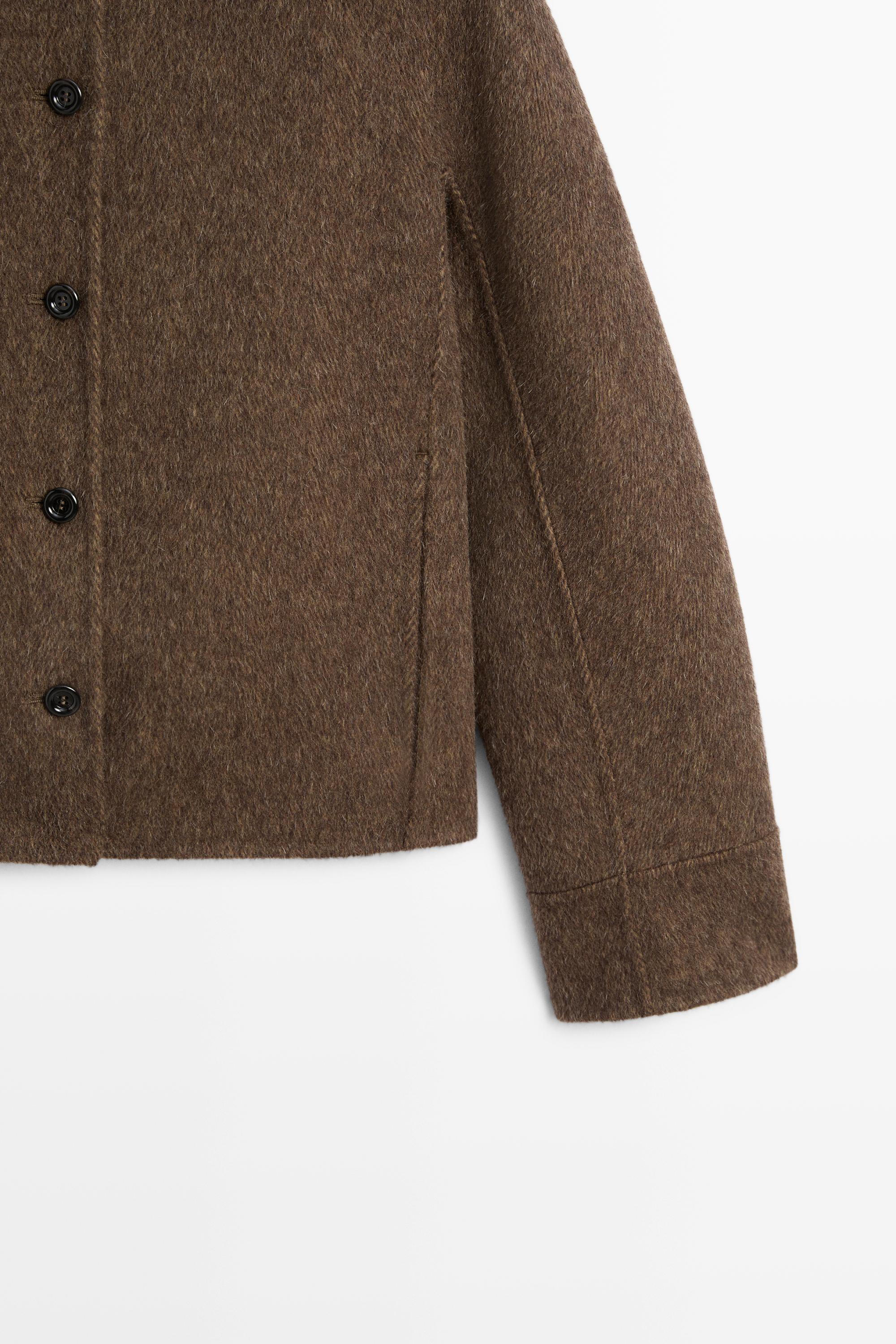Short buttoned coat