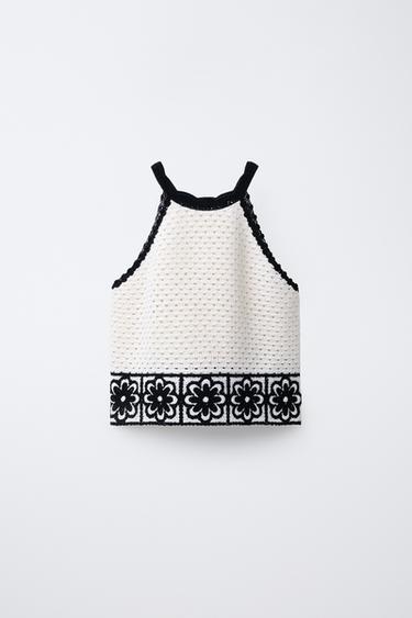 ВЯЗАНЫЙ КРЮЧКОМ ТОП С ВОРОТНИКОМ ХАЛТЕР И ЦВЕТАМИ — ЭКРЮ от Zara