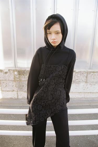 アシンメトリーレースロングトップスブラックZaraのアシンメトリーレースロングトップス - ブラック