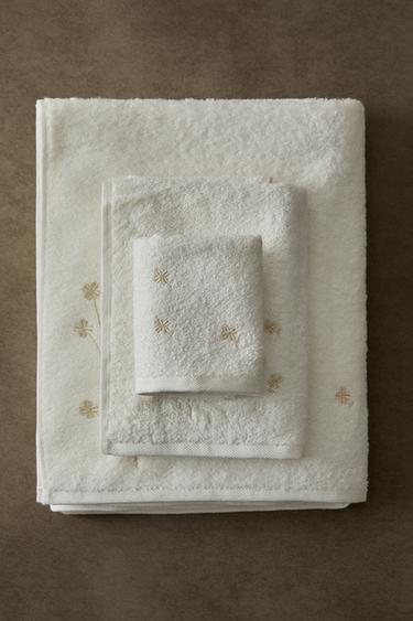 SERVIETTE DE BAIN BRODERIE TRÈFLE - Doré de Zara - Image 5
