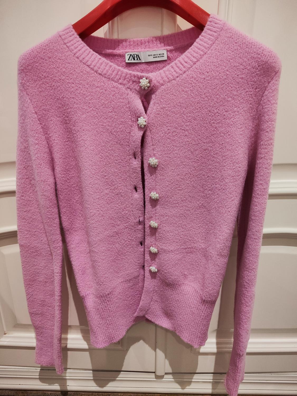 CHAQUETA PUNTO GRUESO ROSA CON BOTONES PERLA - Image 4
