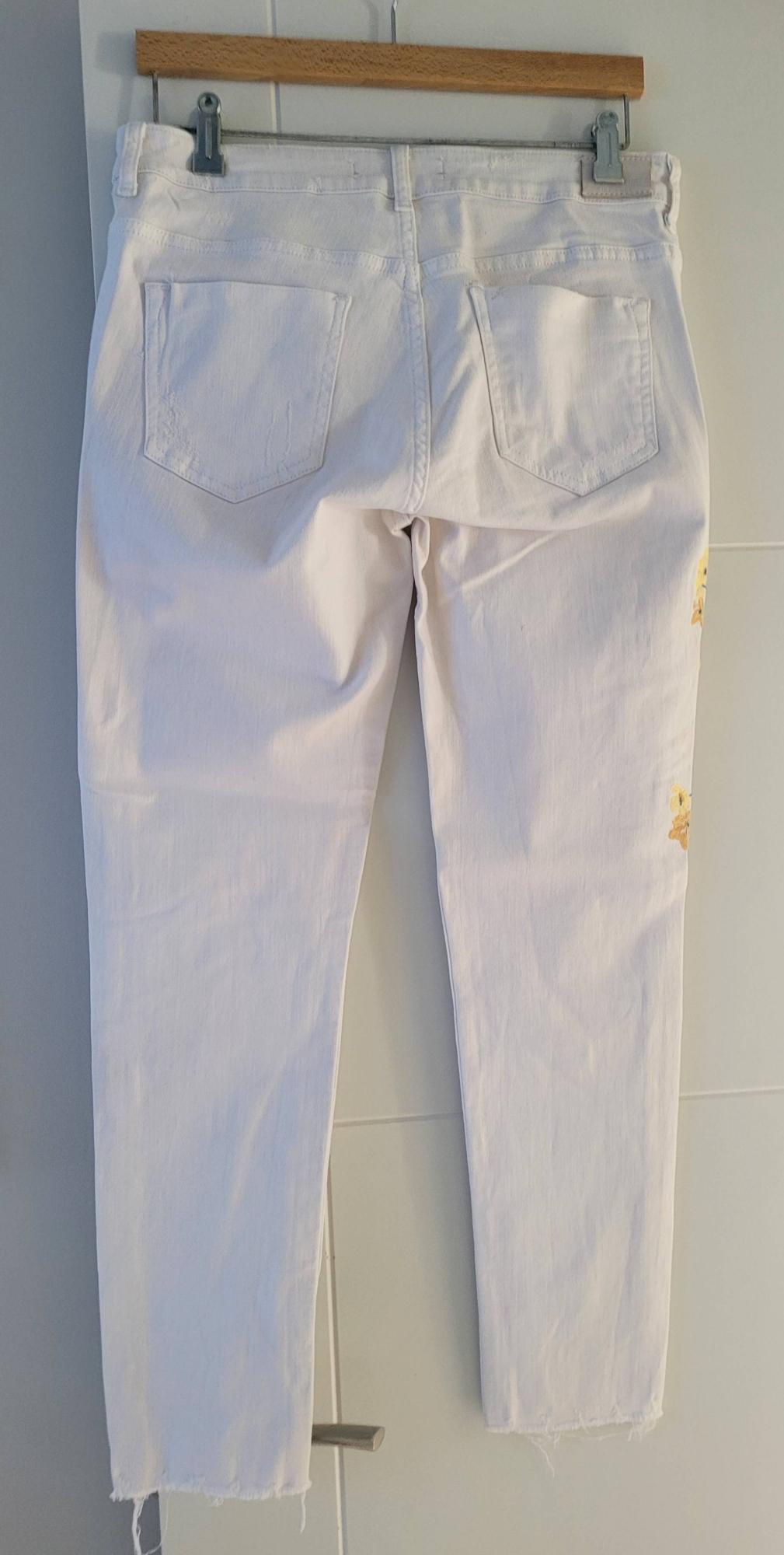 JEANS WITH FLORAL EMBROIDERY - Image 2