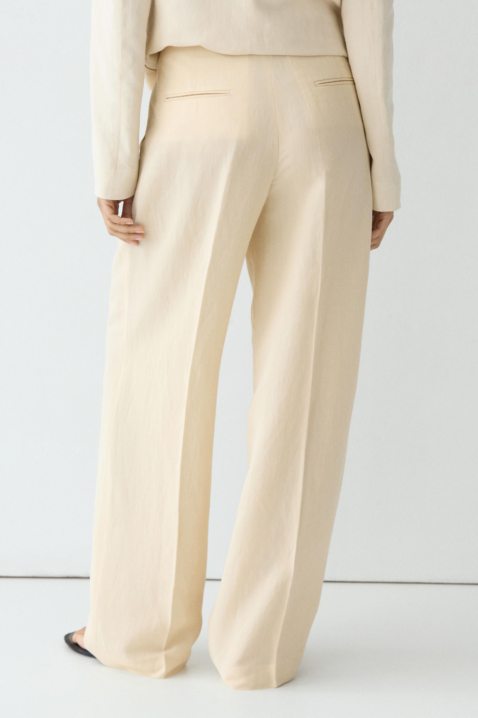 Flowing trousers with pleats