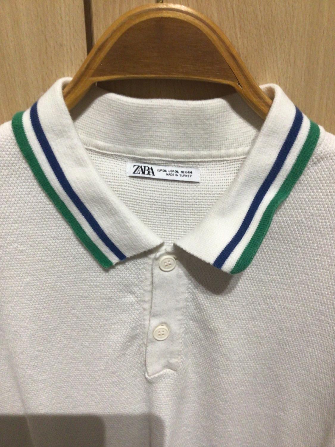 POLO BIANCA CON PARTICOLARE SUL COLLETTO VERDE E BLU - Image 3