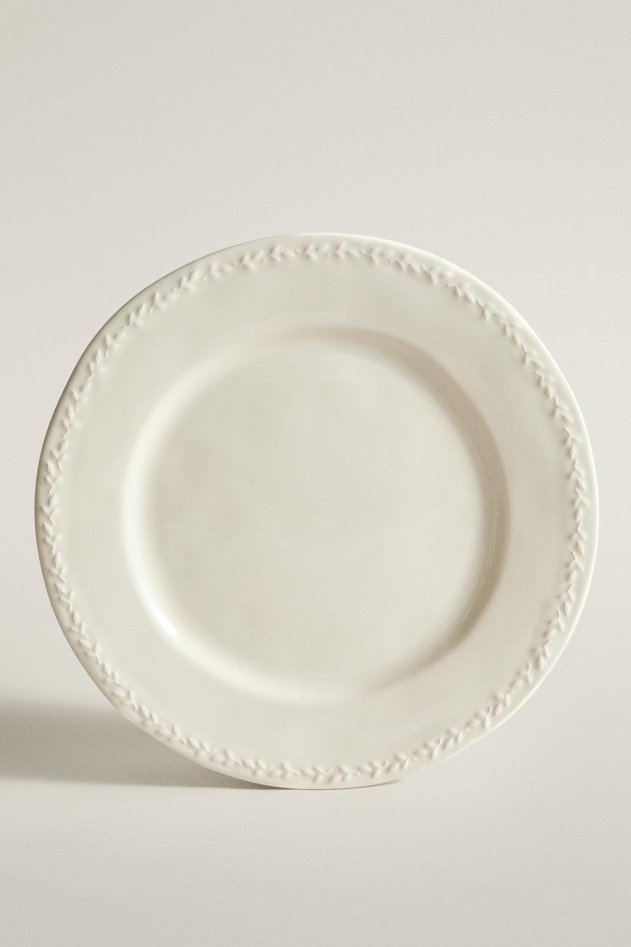 EARTHENWARE DINNER PLATE WITH RAISED RIM DETAIL — Cream
