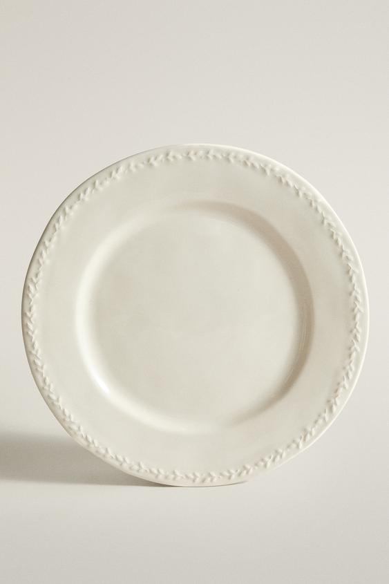 Zaras FLAT TALLRIK I LERGODS MED RELIEFDESIGN LÄNGS KANTEN - Krämfärg - Bild 0