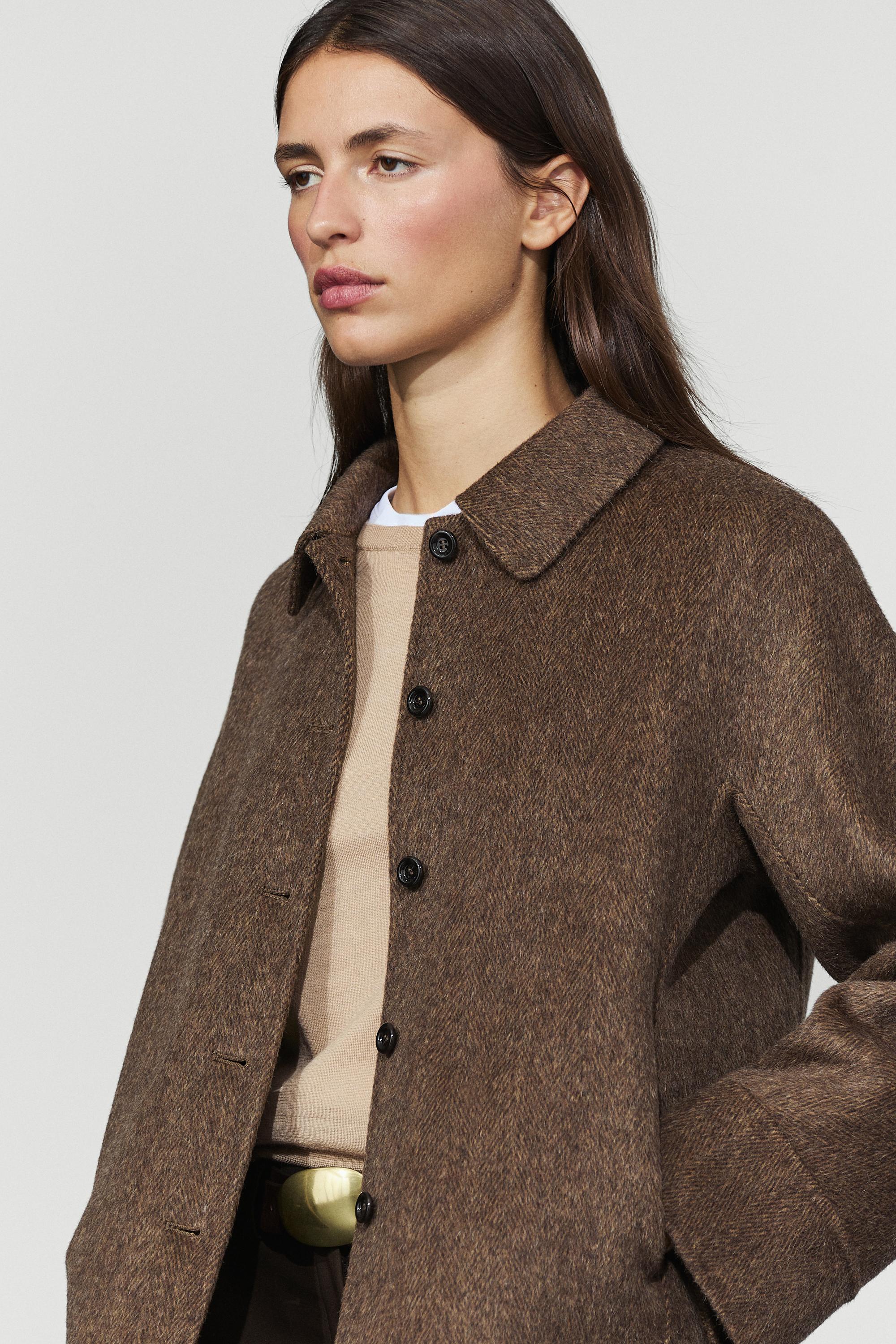 Short buttoned coat — Brown
