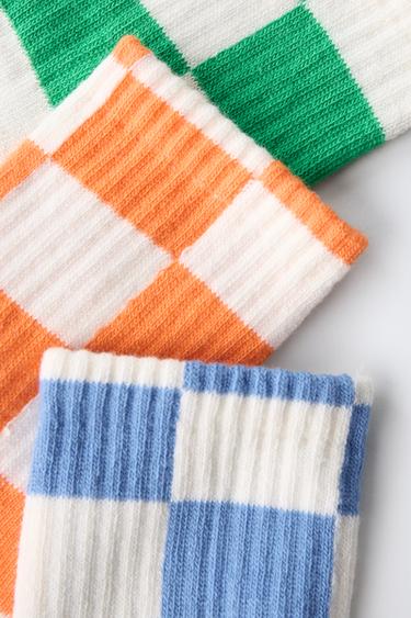 LOT DE TROIS PAIRES DE CHAUSSETTES LONGUES À CARREAUX DAMIER - Écru de Zara - Image 2
