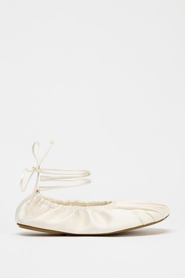 BALLERINASKO MED SATIN EFFEKT OG RYNKESAMLING - LIMITED EDITION - råhvid fra Zara