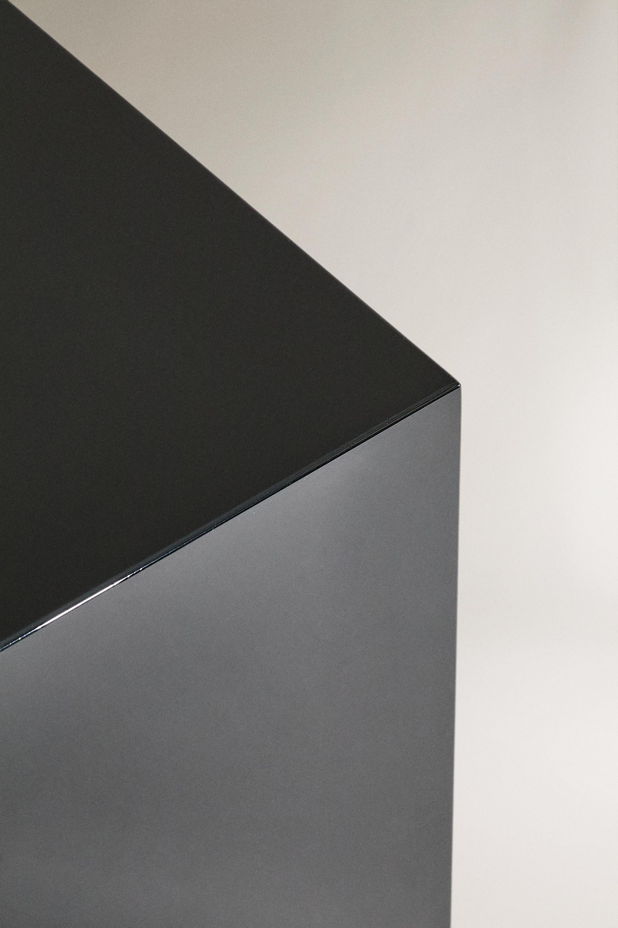 LACQUERED SIDE TABLE I COLIN KING