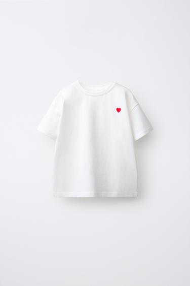CAMISETA LISA CORAZÓN BORDADO - Blanco de Zara