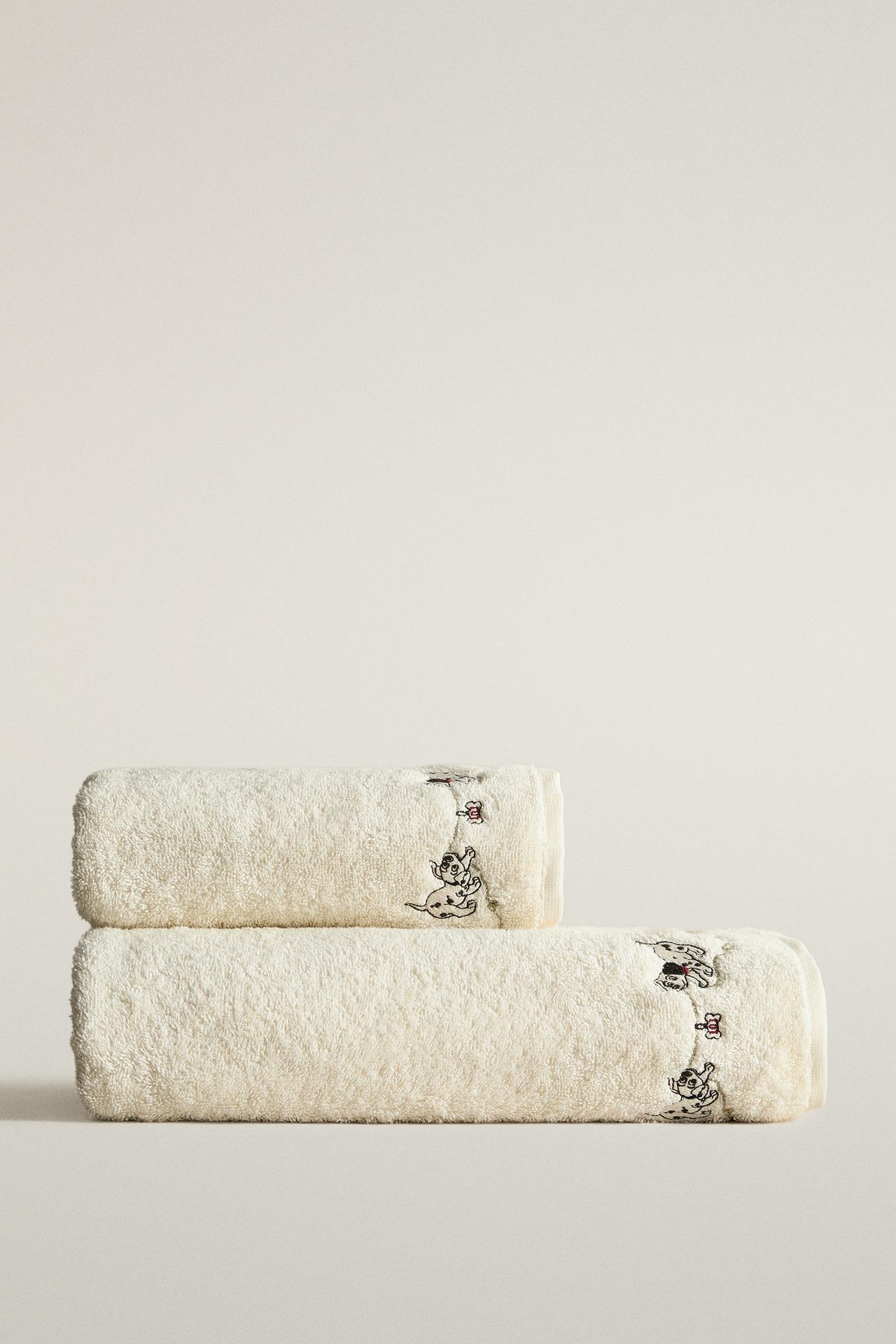 KIDS' EMBROIDERED CHRISTMAS 101 DALMATIANS ©DISNEY TOWEL — Oyster-white