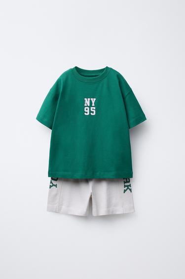 LOOK TOTAL T-SHIRT E BERMUDAS DE JOGGING COM TEXTO -  da Zara - Imagem 0