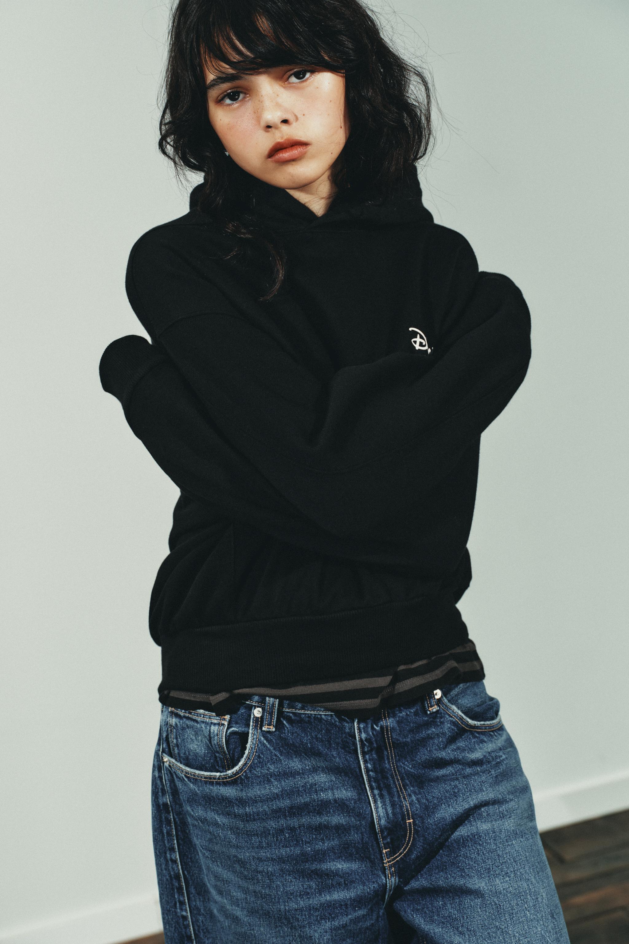 ©DISNEY TEXT SWEATSHIRT