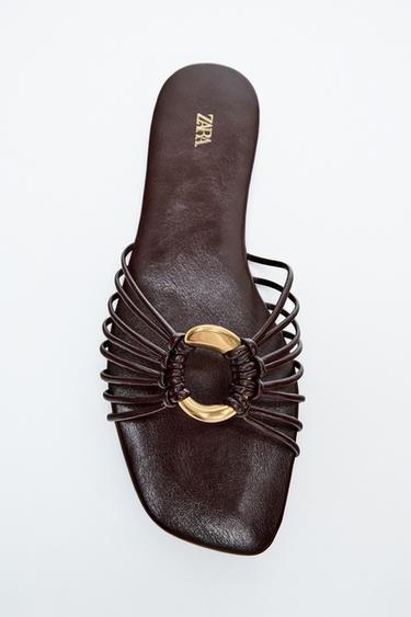 SANDALIA PLANA ADORNO METÁLICO - Marrón de Zara