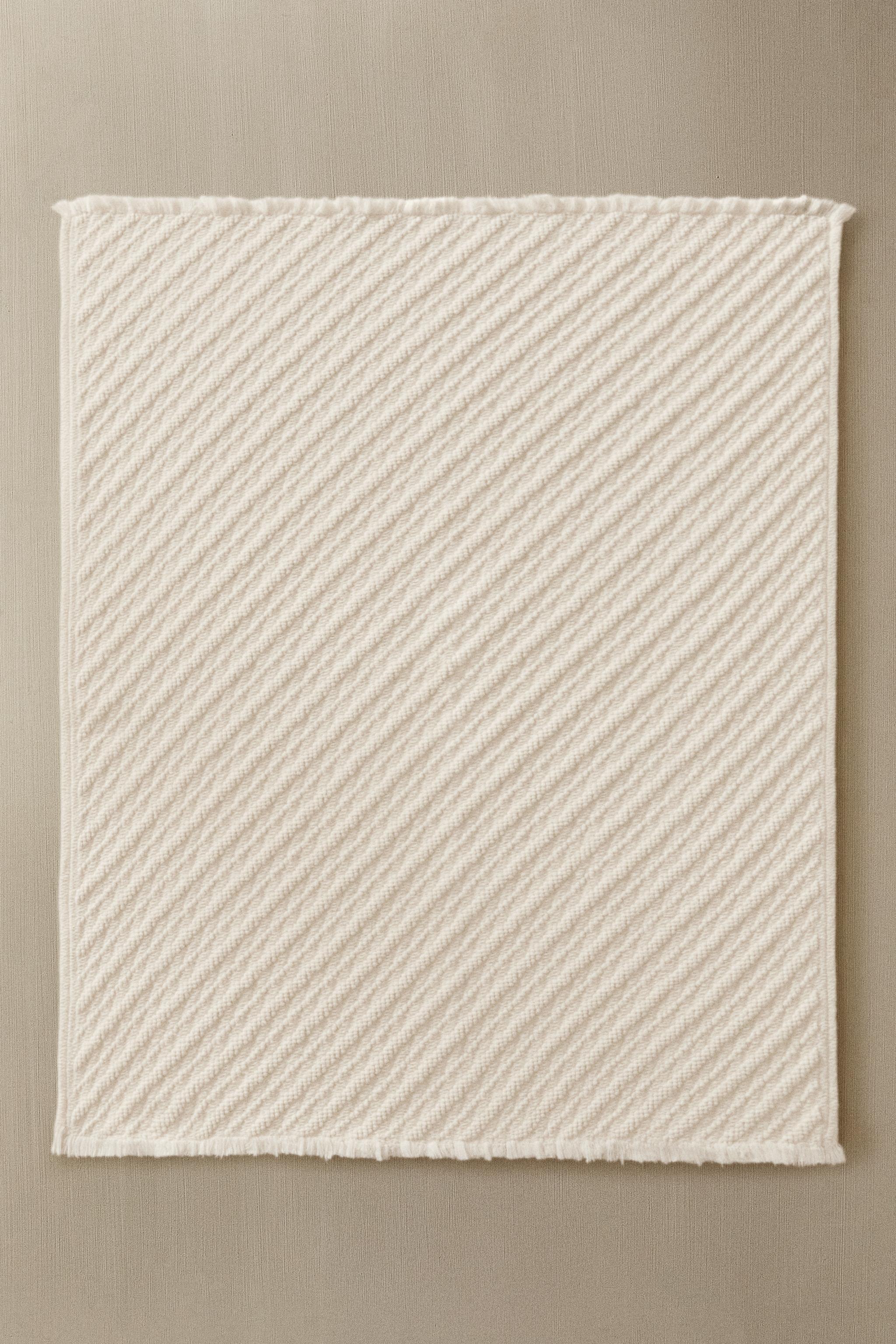 DIAGONAL STRIPED BATH MAT