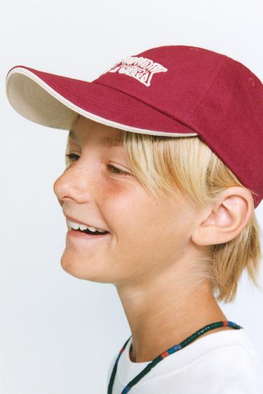 GORRA VARSITY TEXTO BORDADO - Burgundy de Zara
