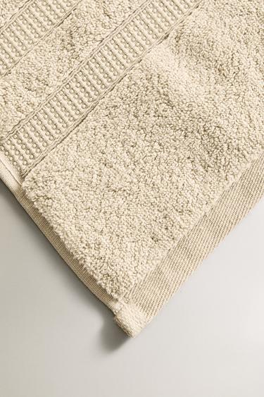 SERVIETTE DE BAIN EXTRA-DOUCE DOUBLE FRISE - Sable clair de Zara - Image 2