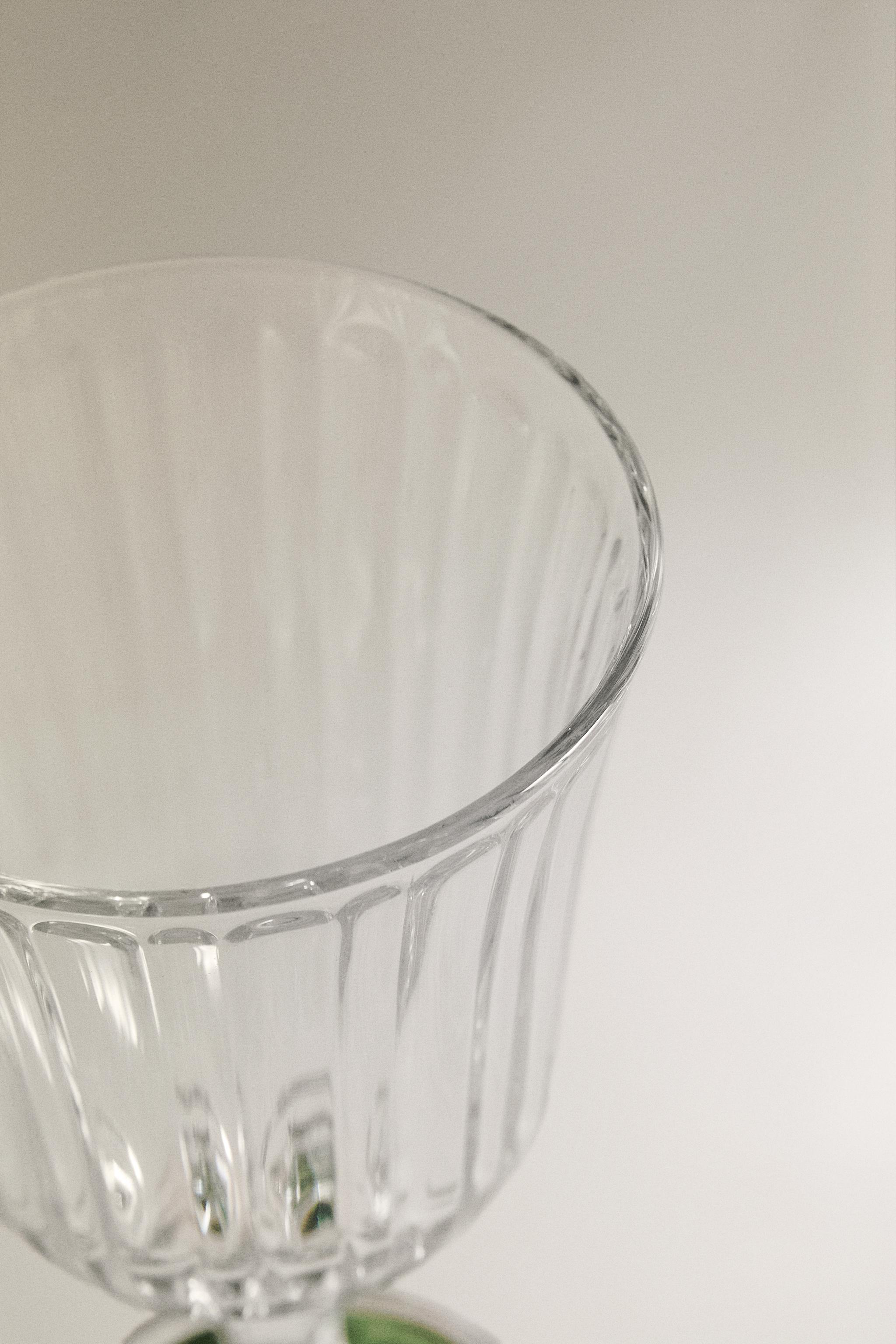 RAISED WINE GLASS WITH A COLORED BASE