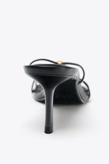 SANDALES AVEC DÉCOR MÉTALLIQUE - Noir de Zara - Image 4
