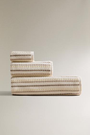 DOT TEXTURE BATH TOWEL - Green / Ecru by Zara - Image 0