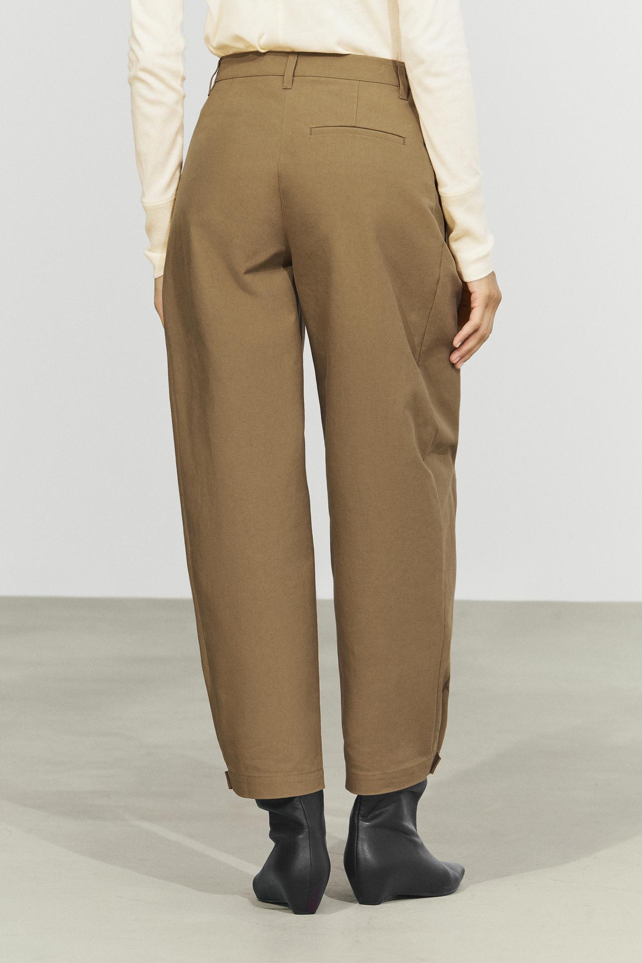 Barrel fit pants with side pleat detail — Black gold