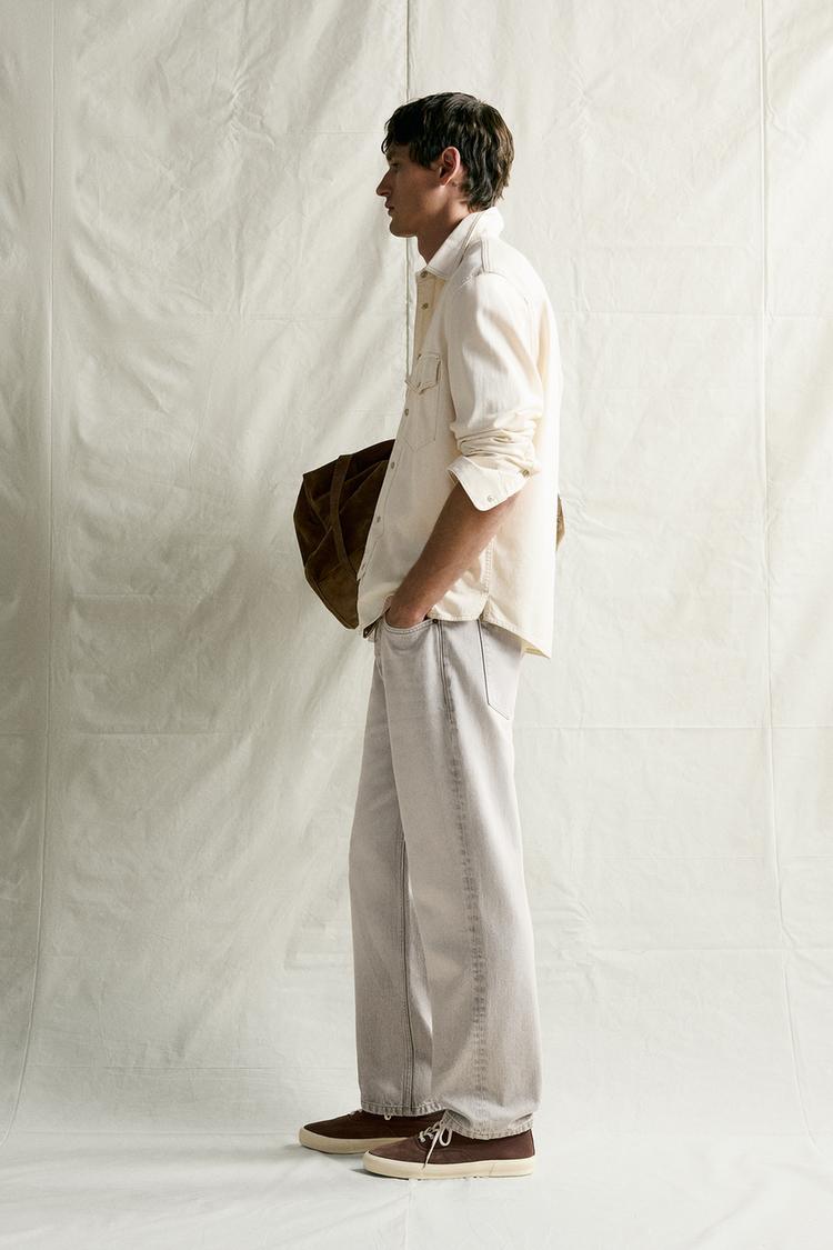 Camisa de mezclilla con costuras contrastantes 4