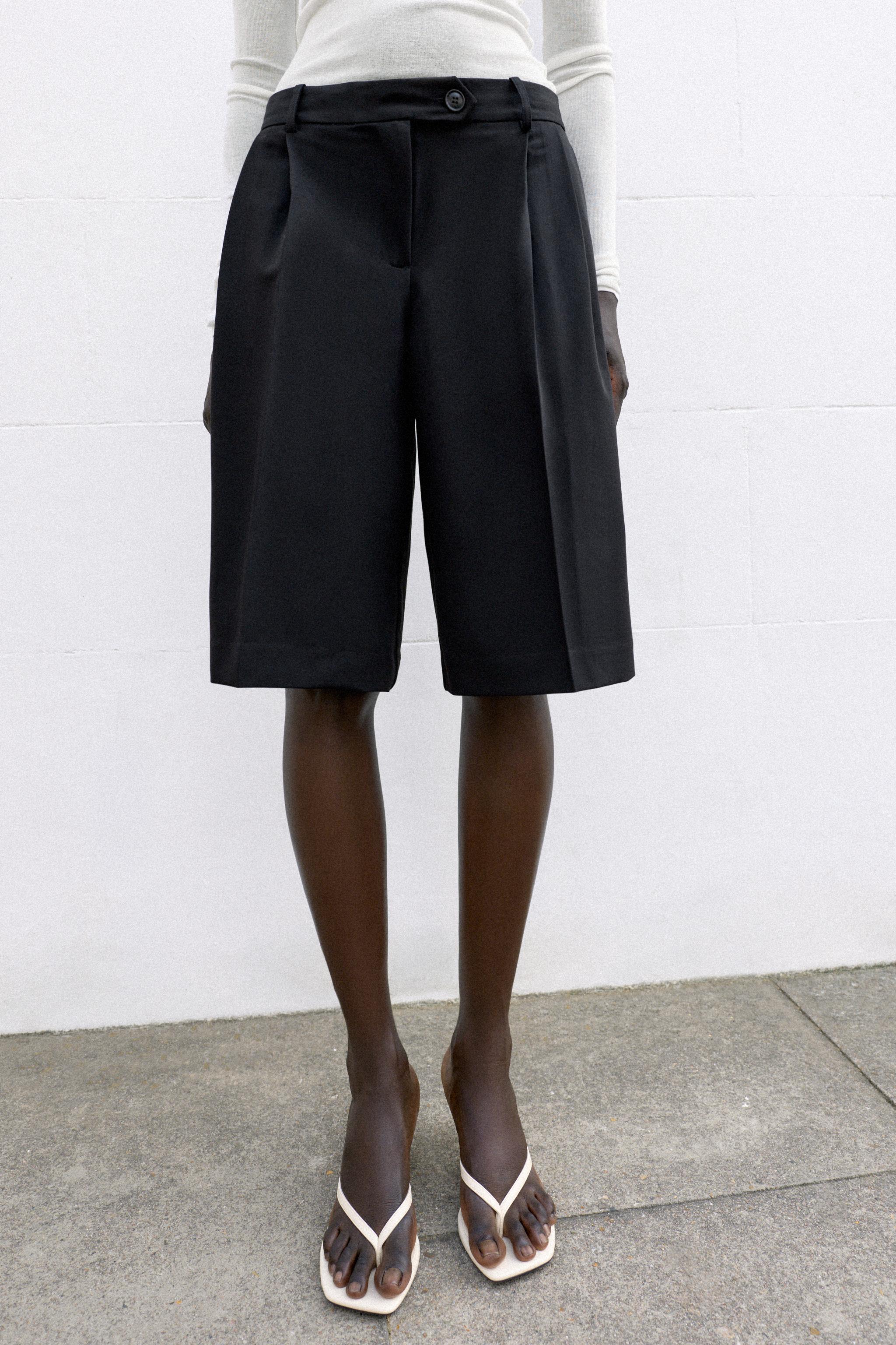 LONG PLEATED BERMUDA SHORTS — Black