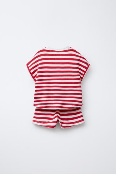 ENSEMBLE T-SHIRT ET BERMUDA GAUFRÉ RAYURES - Rouge de Zara - Image 1