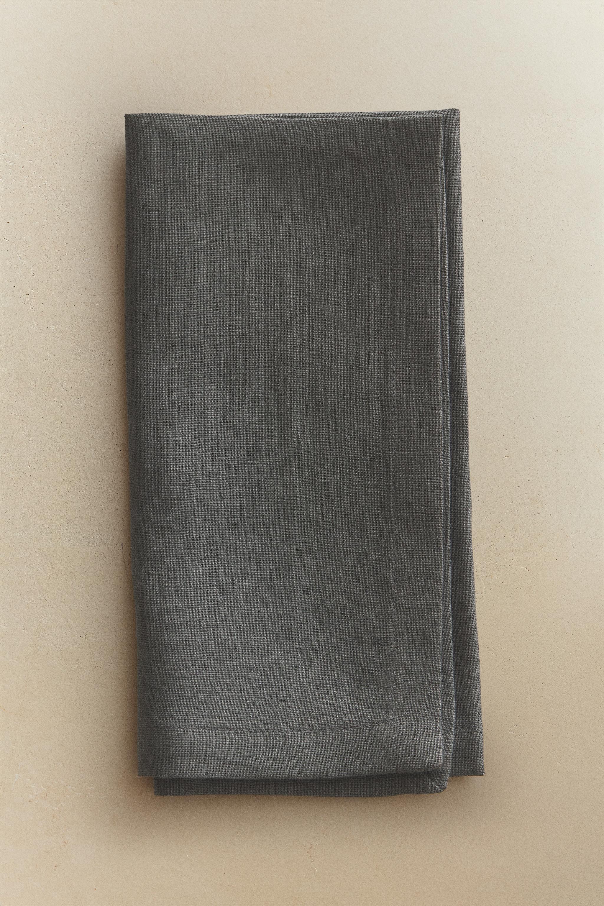 SET OF PLAIN-COLORED LINEN NAPKINS