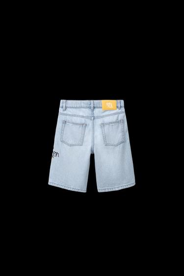 BERMUDA DENIM STRAIGHT ROTOS Y ESTAMPADO GRAFFITI - Azul claro de Zara