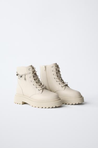 Zara CHARM DETAIL ANKLE BOOTS - Off White