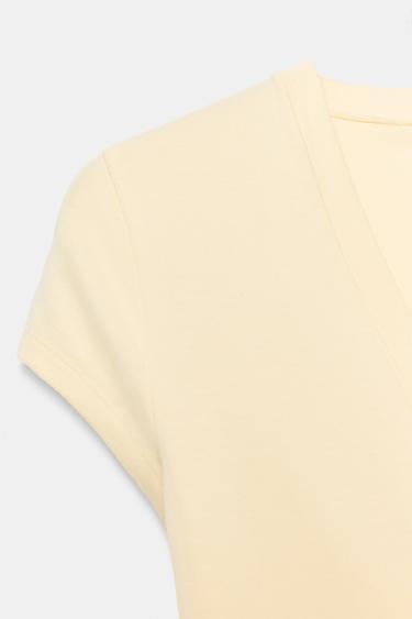 T-SHIRT COL EN V - Jaune de Zara - Image 7