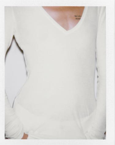 تيشرت بفتحة رقبة على شكل V - أبيض مكسور by Zara