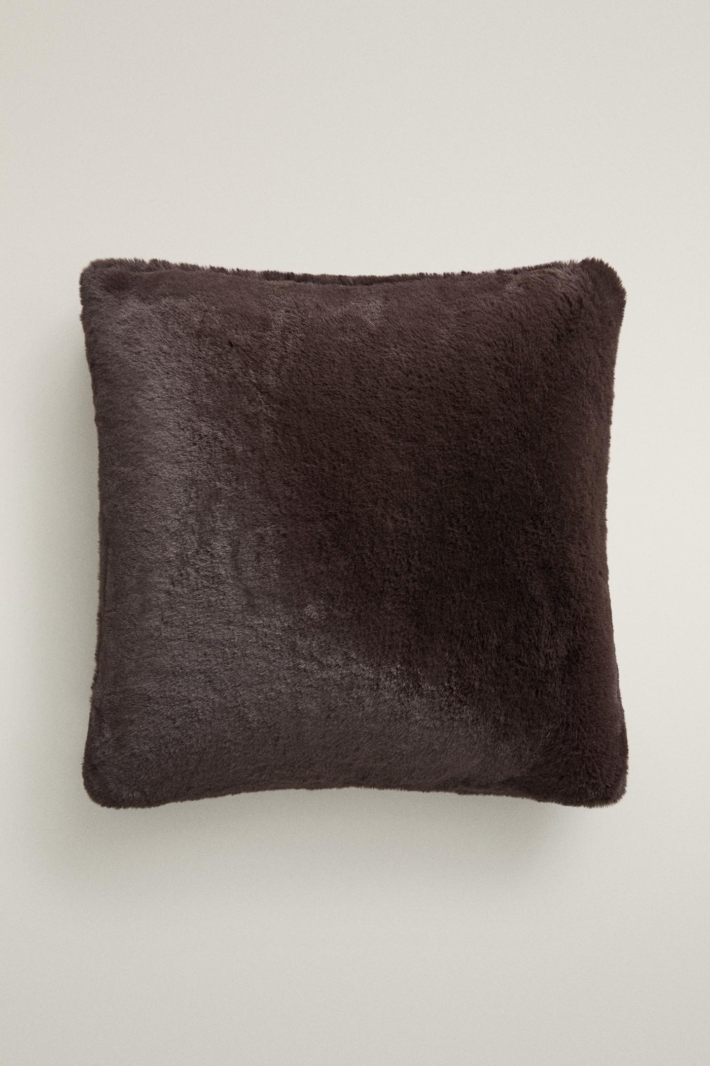 Женская подушка Zara Short Faux Fur Throw Pillow Cover, цвет: Тёмный коричневый — фото 1