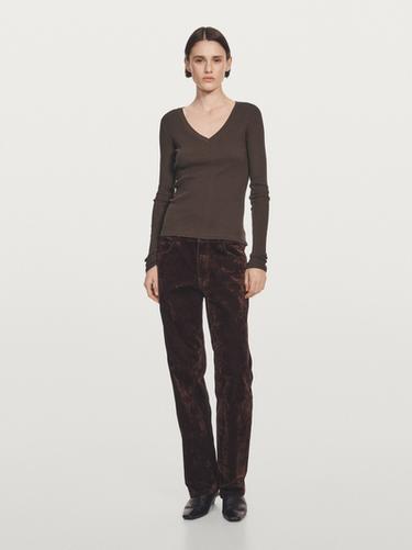 Camiseta canalé cuello pico manga larga - marrón vigoré de Zara - Imagen 0