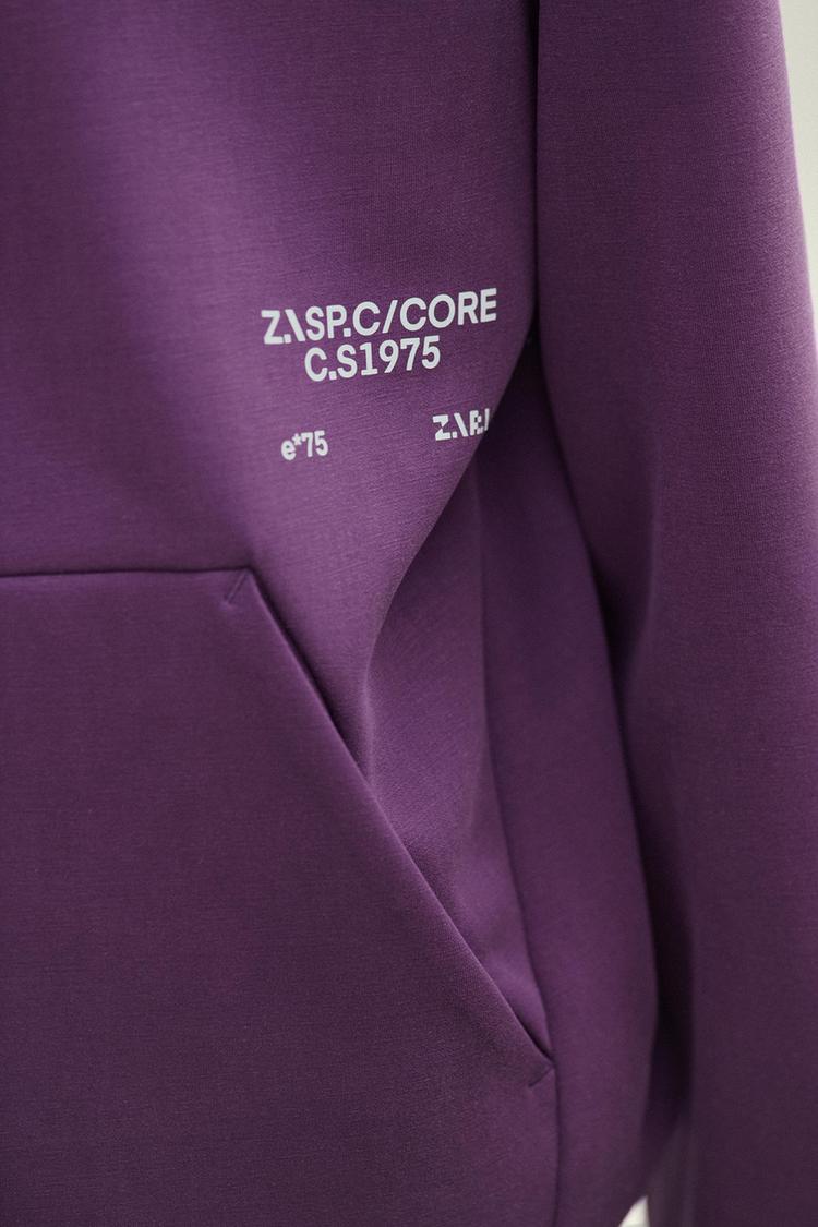 Sudadera capucha texto sporty