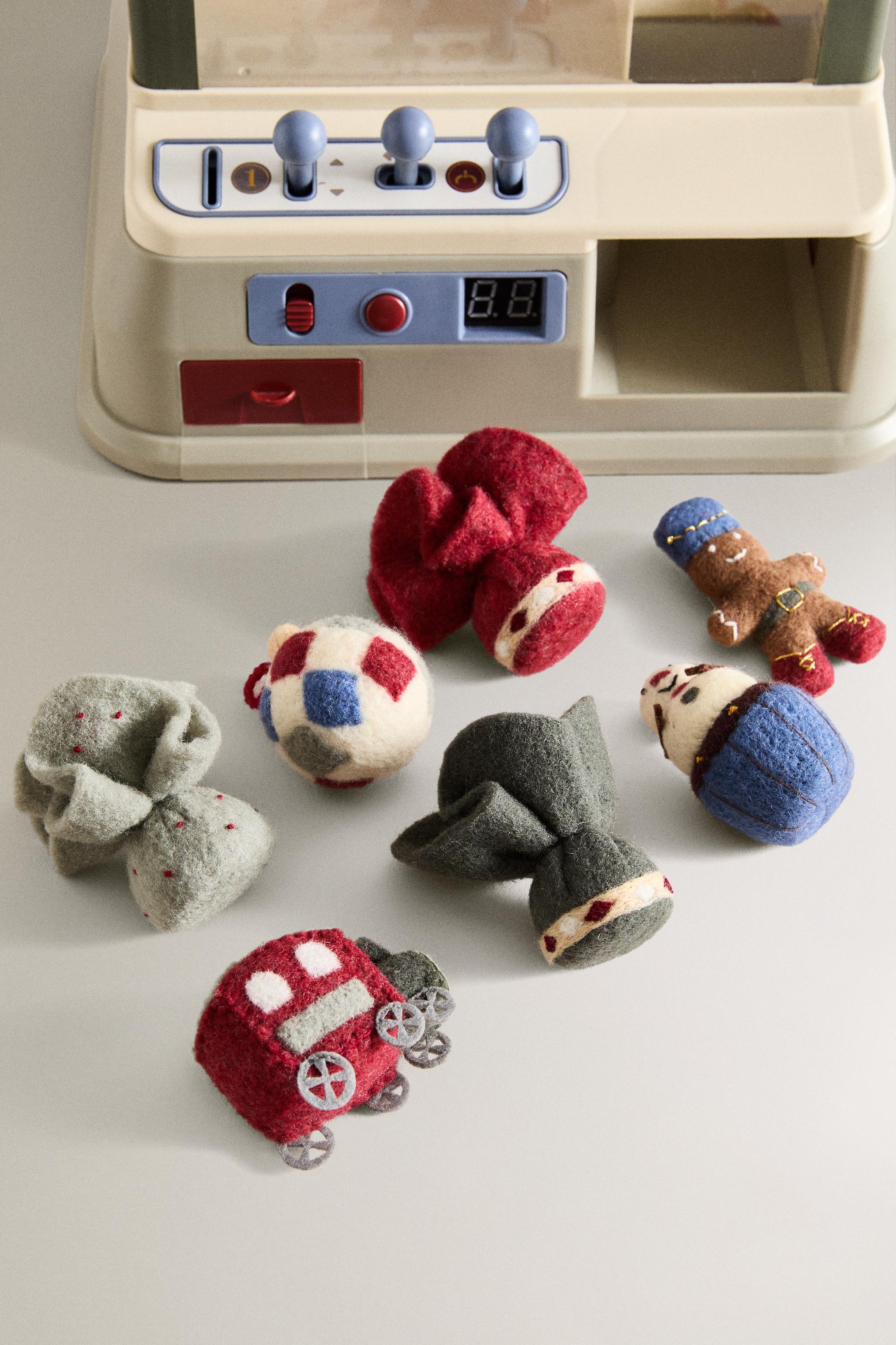 CHILDREN'S CHRISTMAS TOY CLAW MACHINE