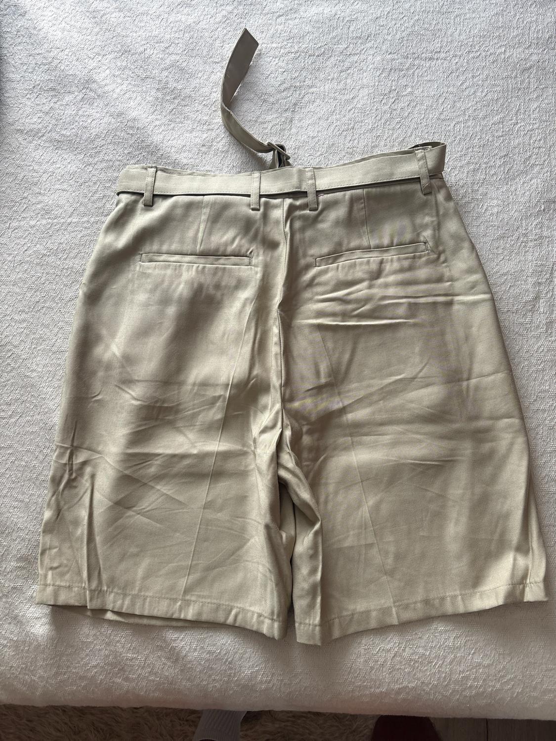 PLEATED BERMUDA SHORTS WITH BELT - Image 2