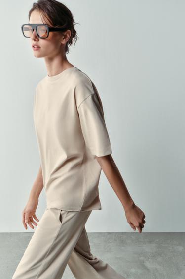 T-SHIRT MIT RUNDHALSAUSSCHNITT - Sandfarben von Zara