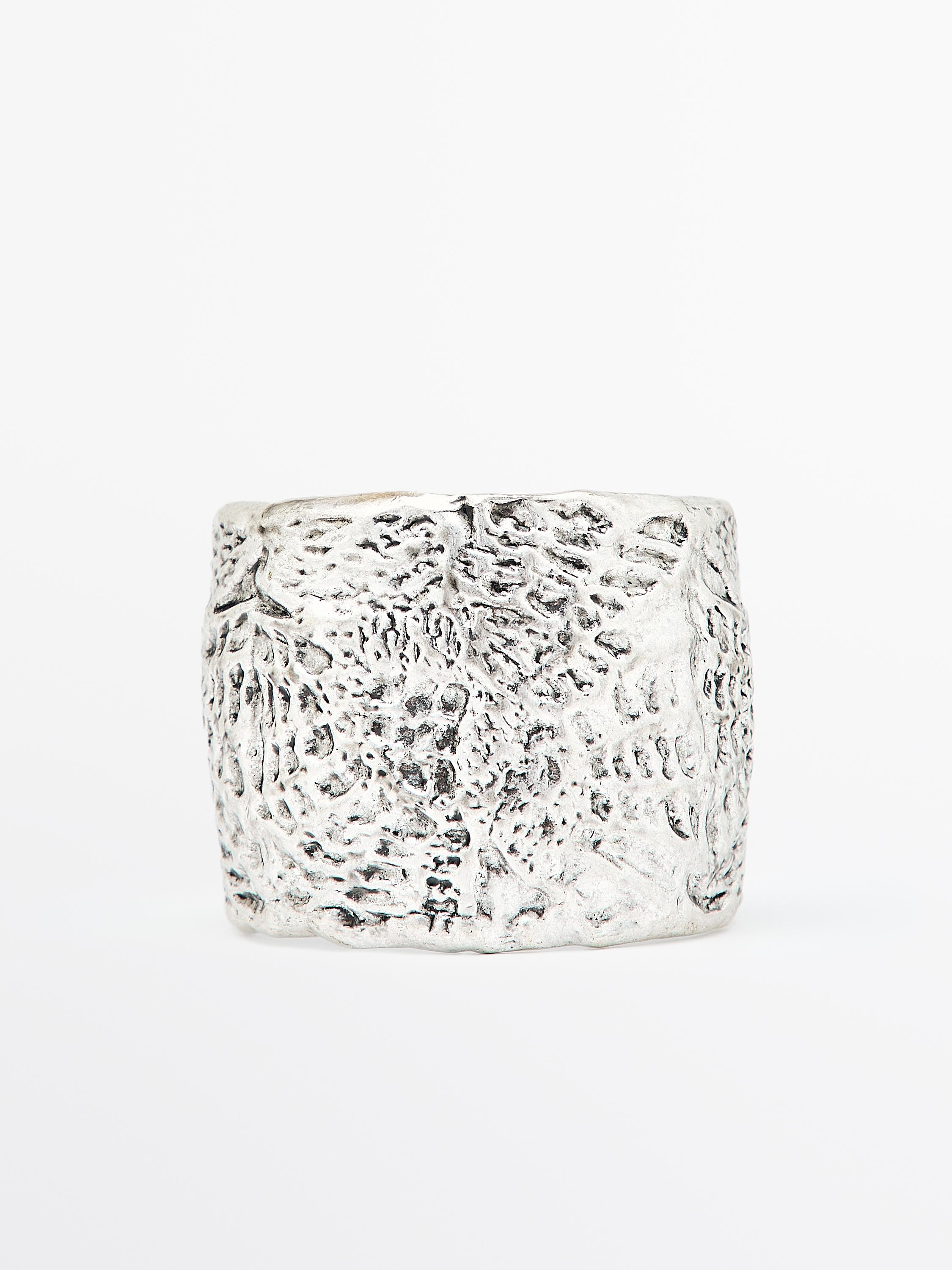 Bracelet manchette en métal texturé