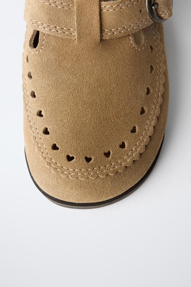 CROCS DE CUERO CON CORAZÓN 6