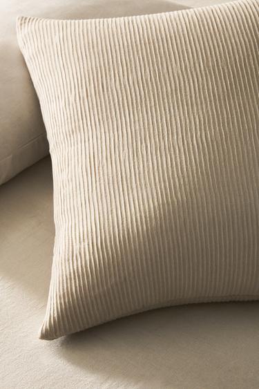 GATHERED QUILT CUSHION COVER - Light beige by Zara
