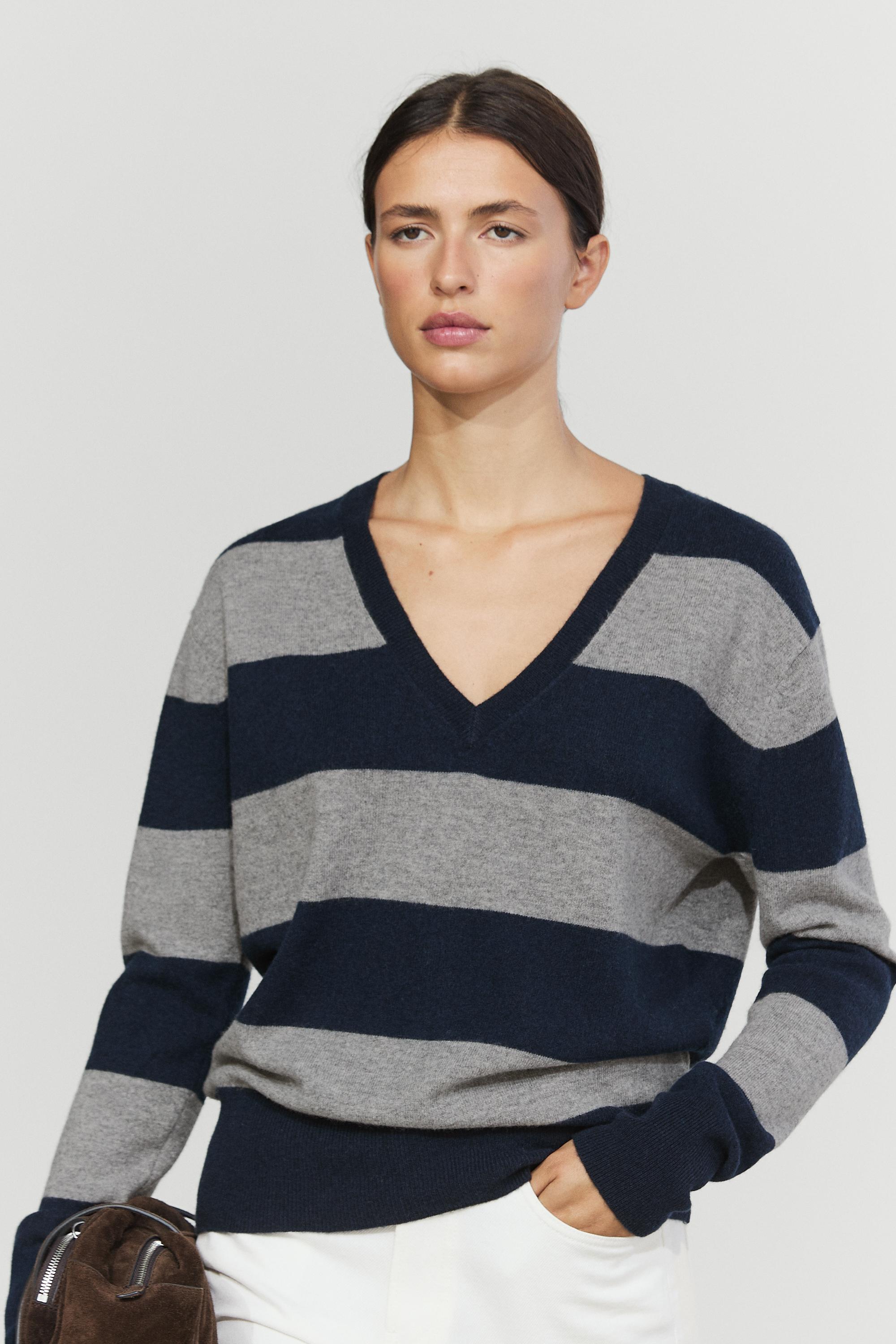 Pull en maille à rayures laine et cachemire col V
