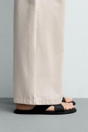 SANDALIA CRUZADA - Negro de Zara - Imagen 0