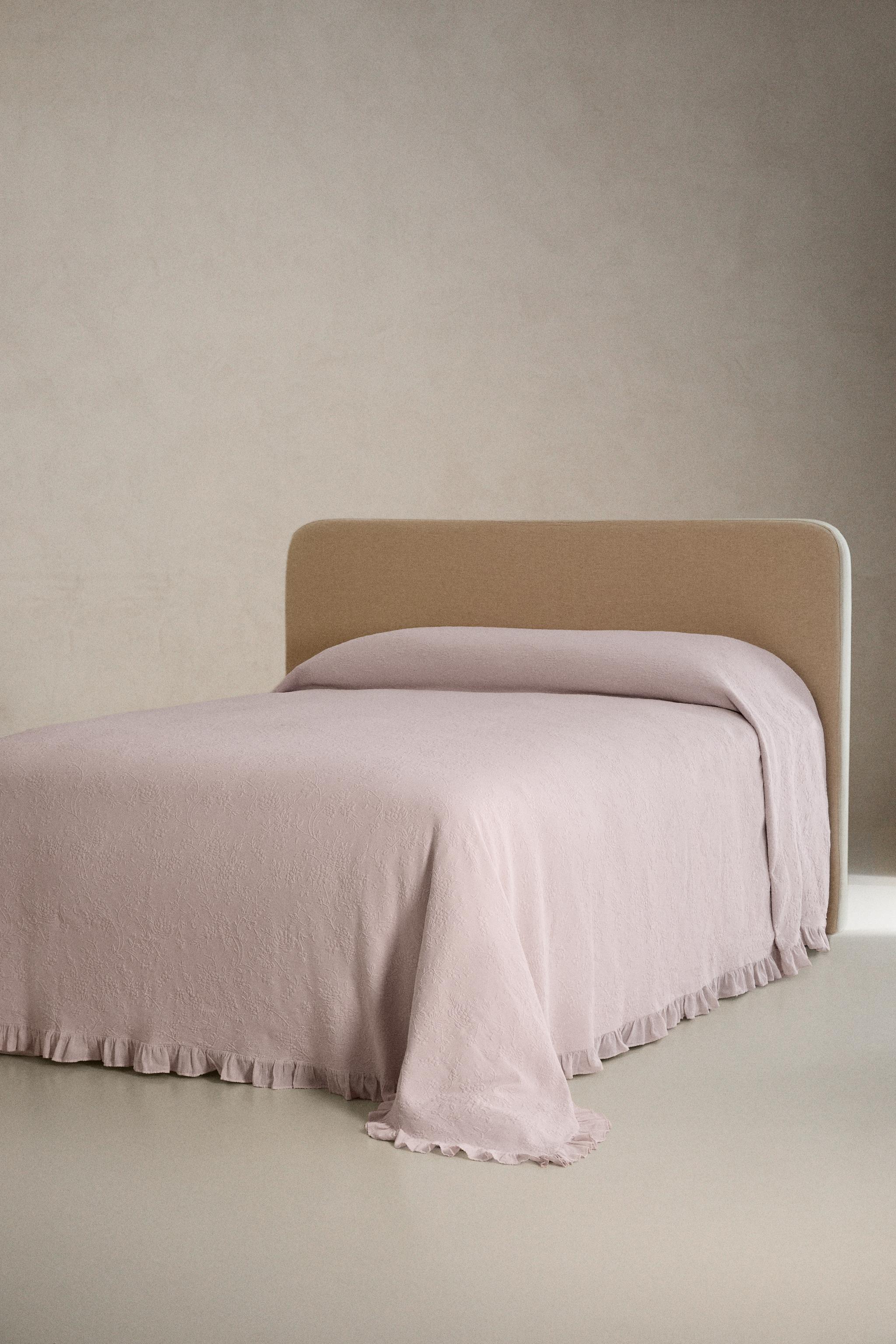 JACQUARD BEDSPREAD WITH RUFFLE TRIM — Pale pink