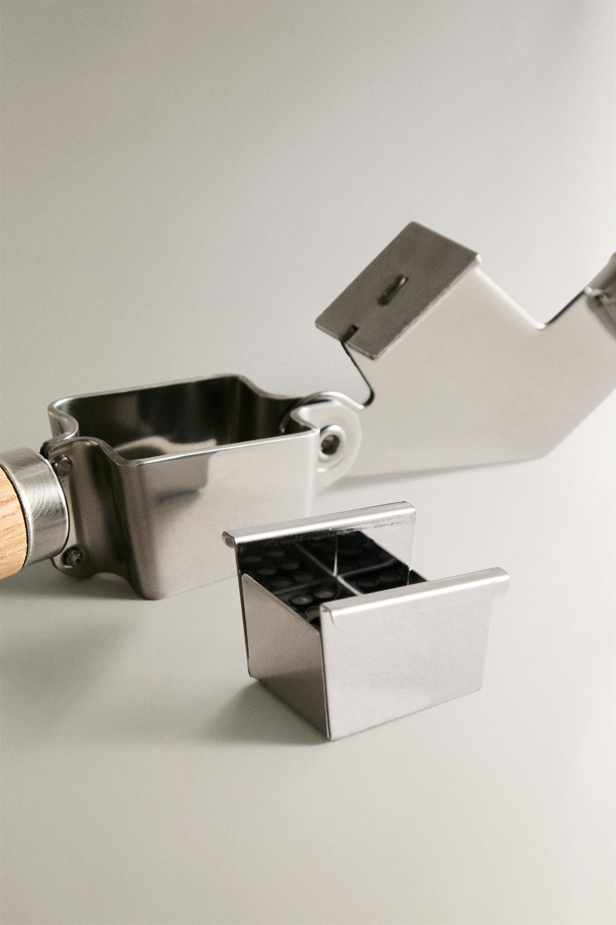 MANUAL OAK GARLIC PRESS
