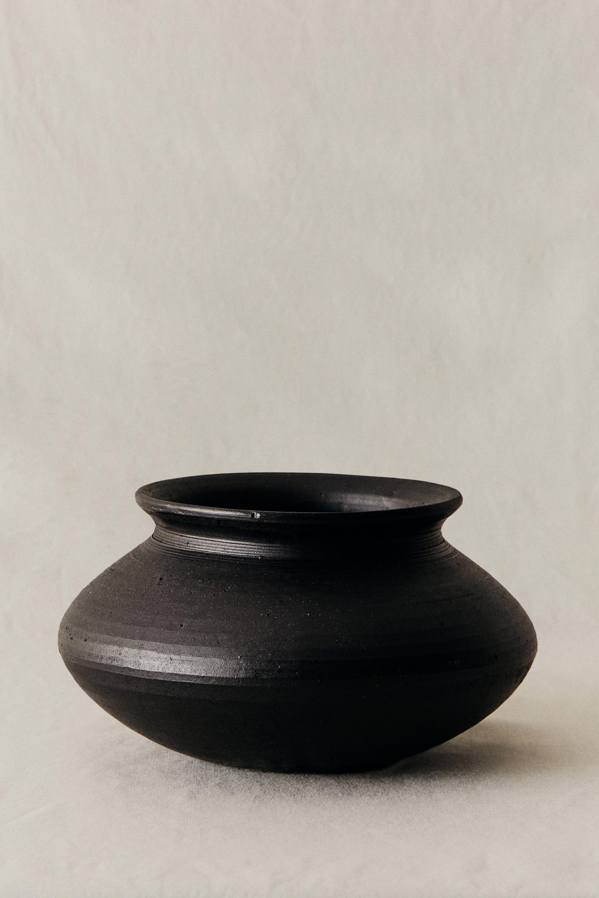 KENZAN OVAL DECORATIVE VASE - Black | ZARA United States